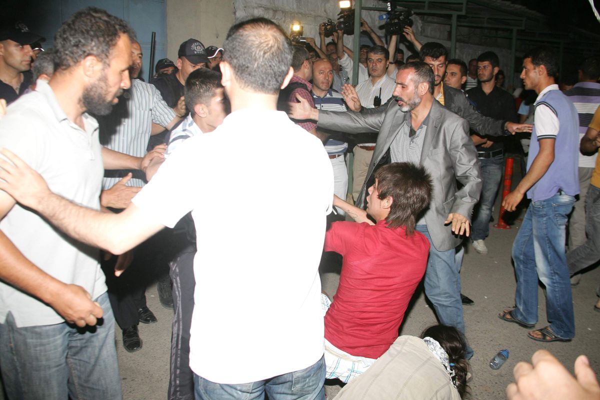 Polis Cezaevine Girmek İsteyen Öfkeli Kalabalığa Müdahale Etti