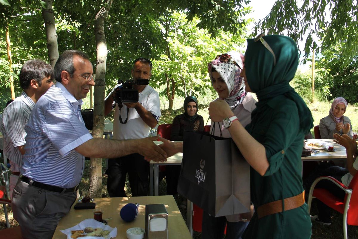 Rektör Prof.dr. Battal\'ı Duygulandıran Hediye