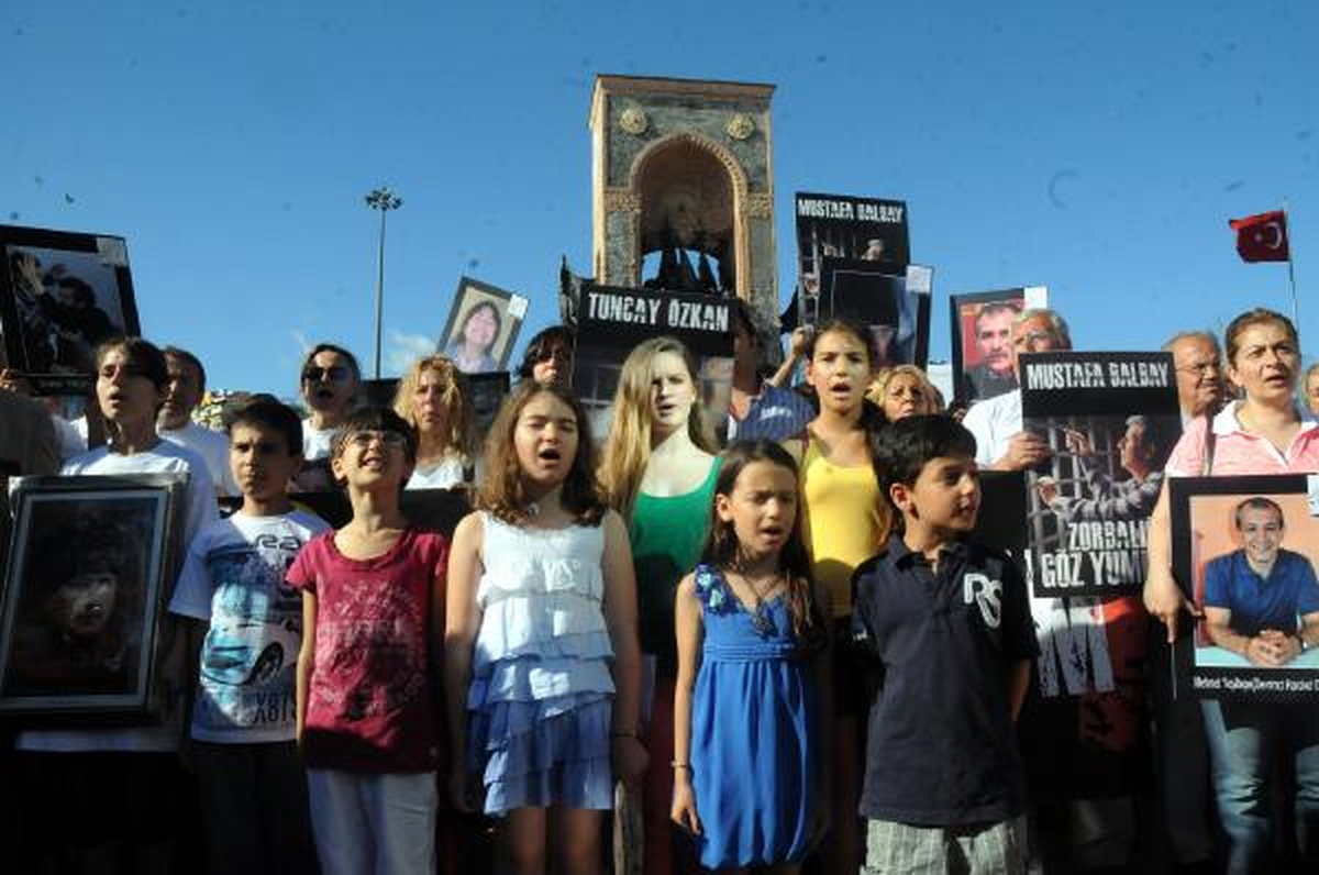 Silivri Tutuklularının Çocukları Babalar Gününü Taksim\'de Kutladı