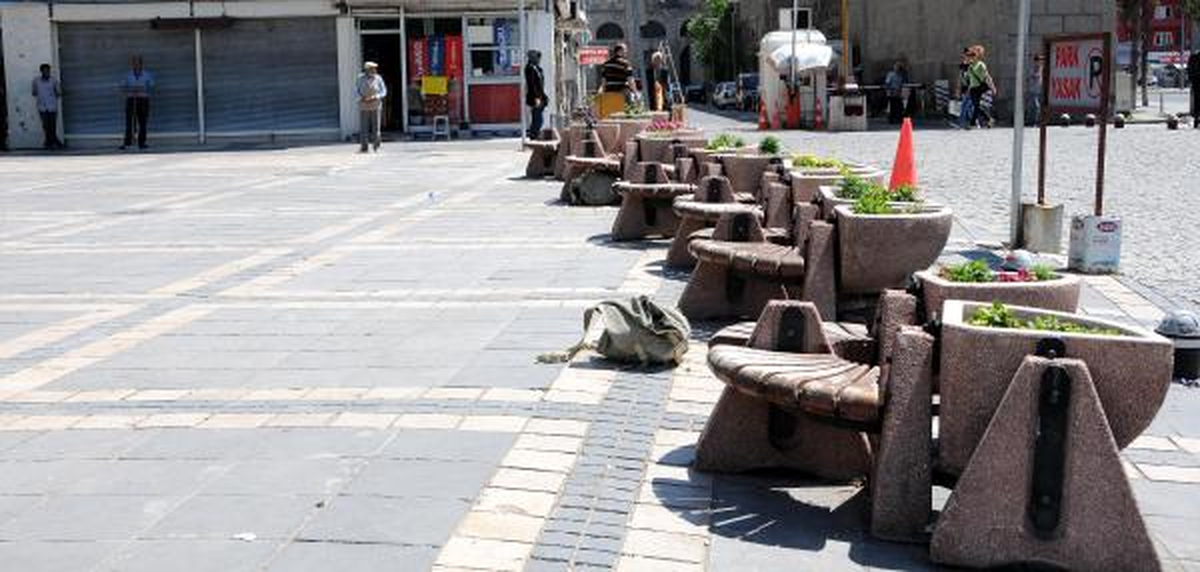 Şüpheli Çantadan Kıyafet Çıktı