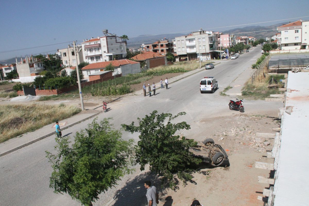 Takla Atan Araç Ağaca Çarptı
