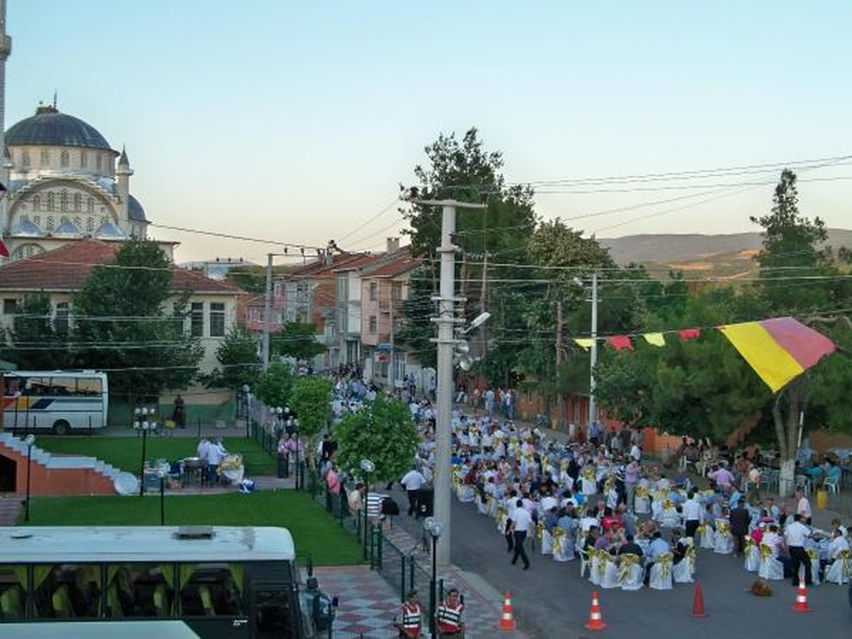 Trabzon Valisi Kızılcık, Memleketi Malkara\'da 2 Bin Kişiye Kandil Yemeği Verdi