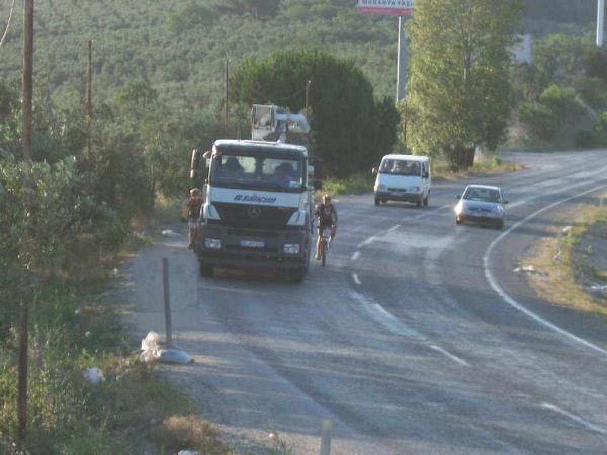 Yorulan Bisikletçilerin İmdanına Beton Mikseri Yetişti