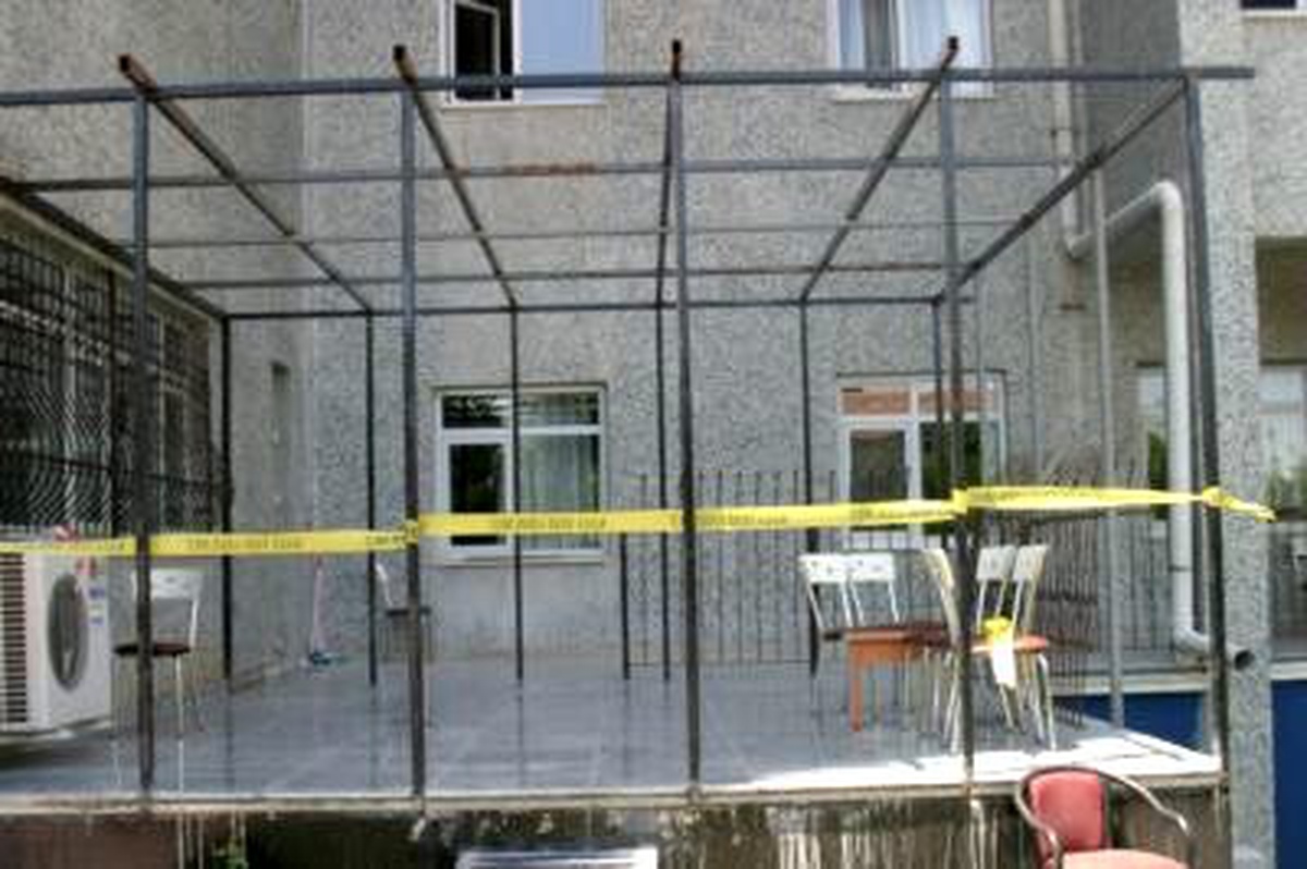8,5 Aylık Hamile Kadın, Hastanenin 3\'üncü Katından Düştü (2)