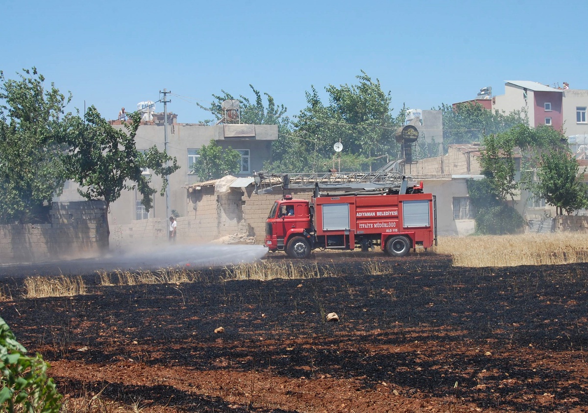 Adıyaman Kent Merkezinde Korkutan Ekin Yangını
