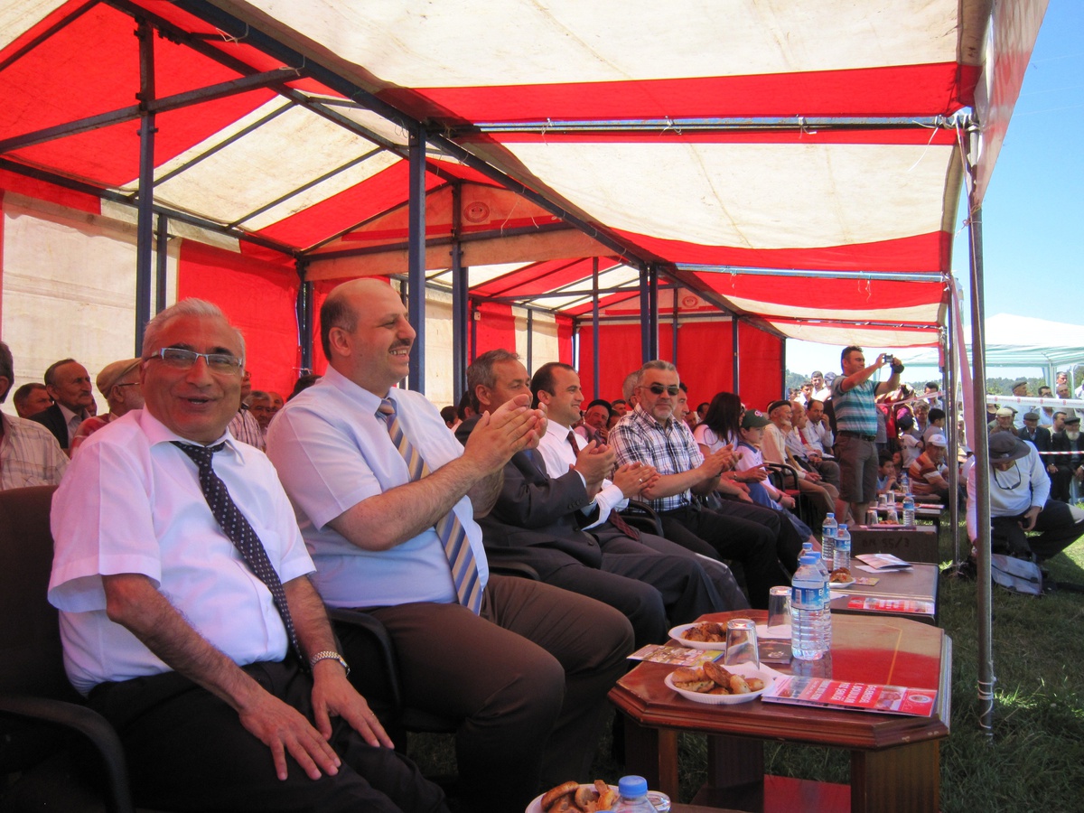 AK Parti İl Teşkilatı Kırbıscık\'a Çıkartma Yaptı