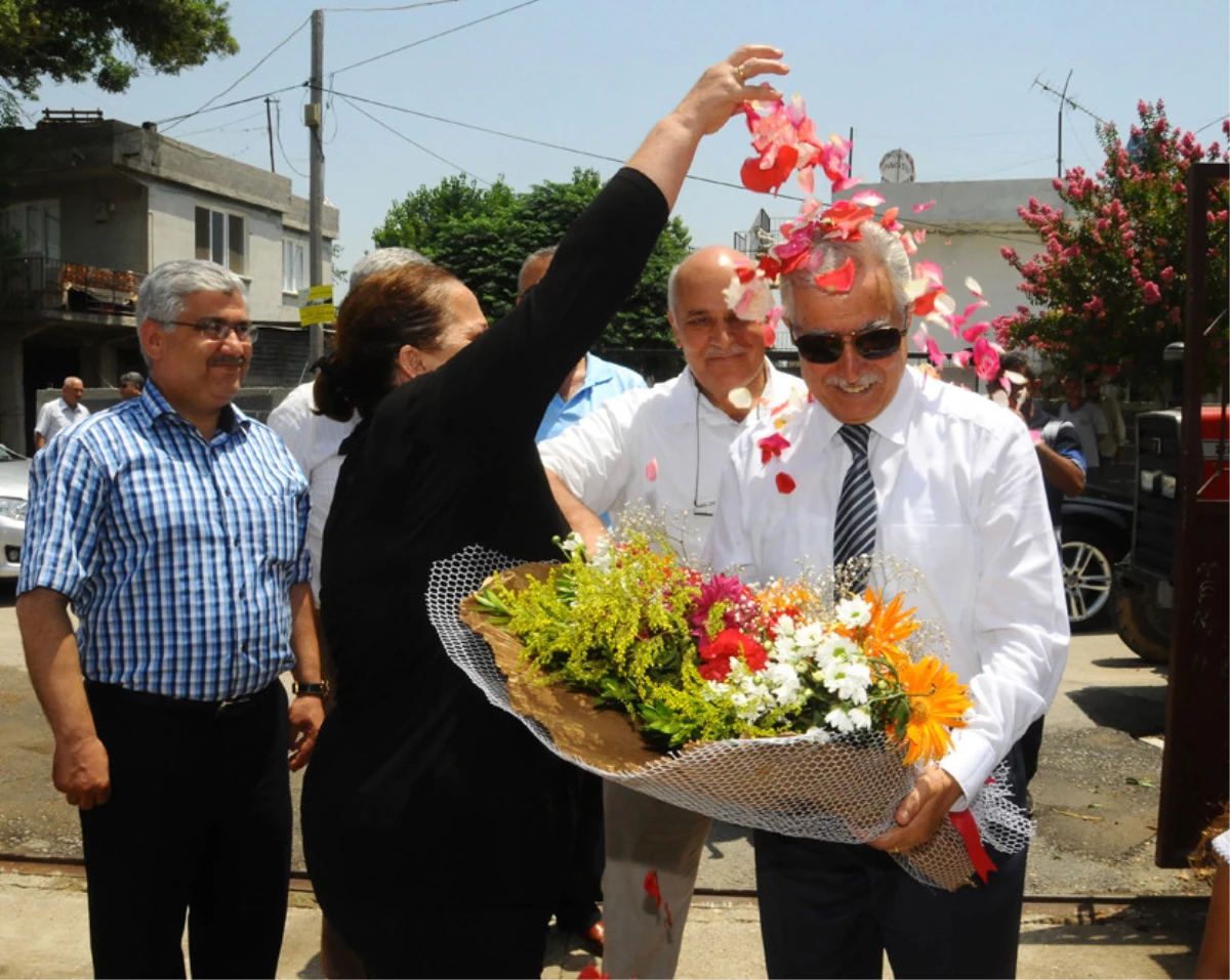 Aldırmaz Kayışlı\'da Çiçeklerle Karşılandı