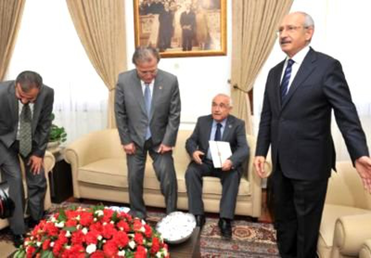 Anayasa Uzlaşma Komisyonu\'nun CHP\'yi Ziyareti Sona Erdi