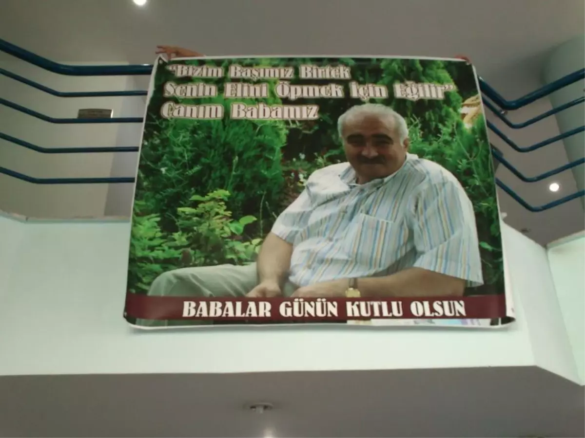 Baba Sevgisini Pankarta Yazdılar