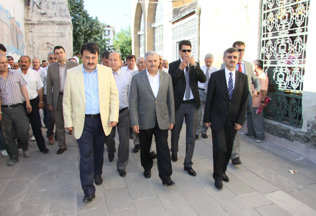 Bakan Yıldırım, Yakınının Cenaze Törenine Katıldı