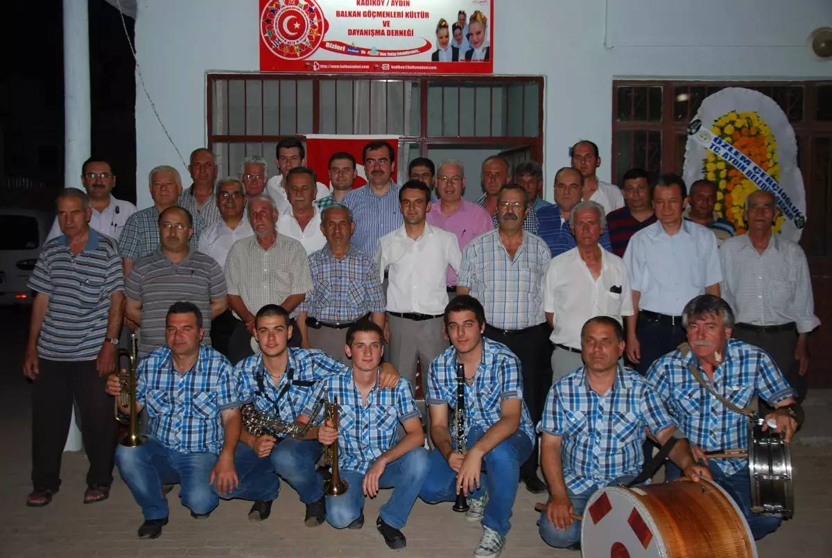 Balkan Göçmenleri Kadıköy\'de Dernek Kurdu