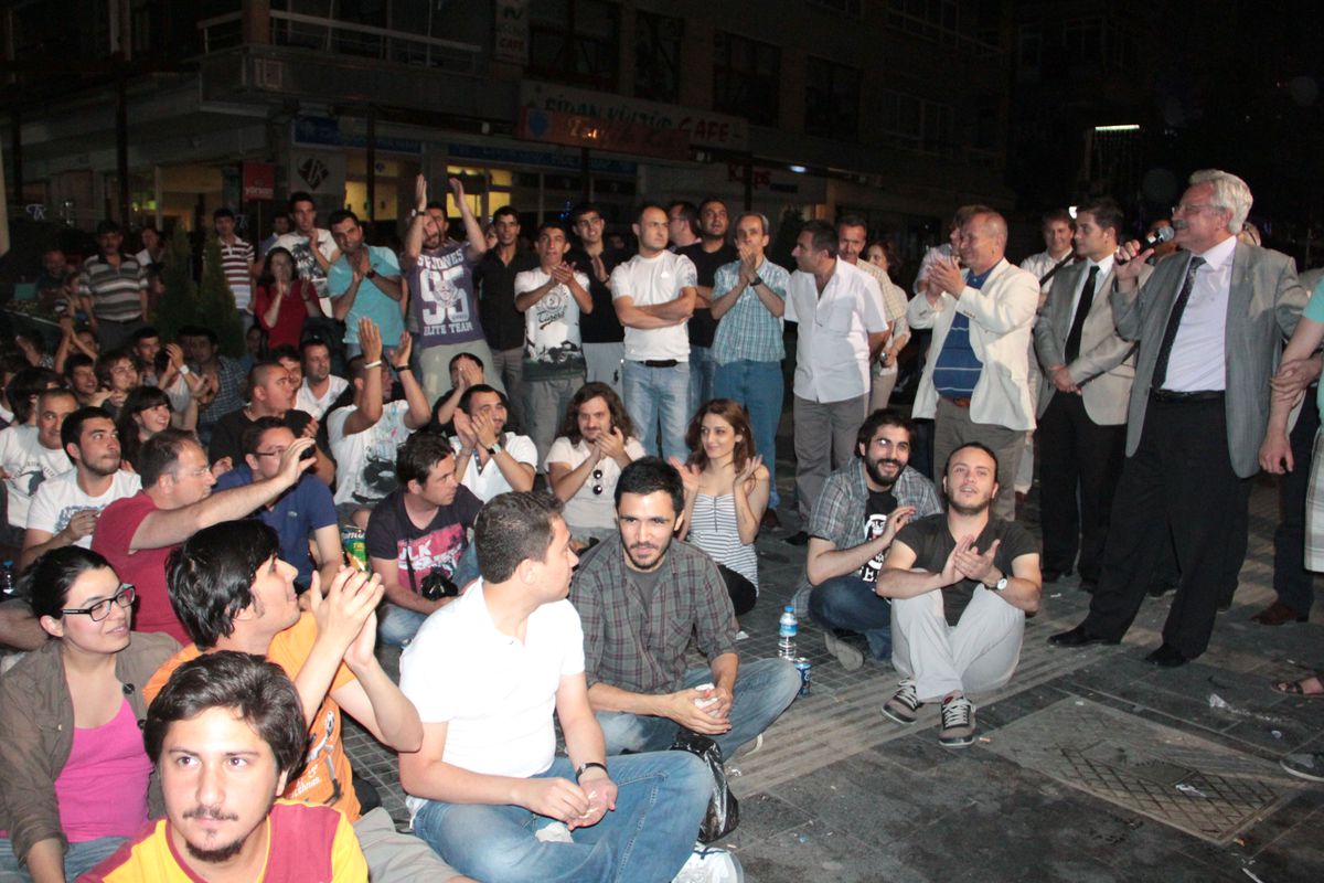 Behzat Ç. Hayranları Sezon Finalini Sansüre Karşı Kurulan Dev Ekranda İzledi