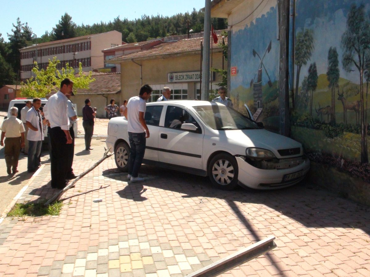 Bilecik\'te Yoldan Çıkan Araç Trafo Binasına Çarptı