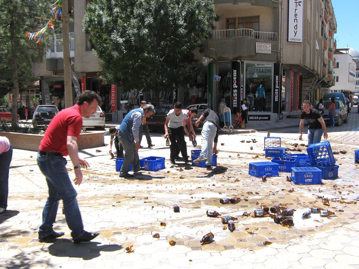 Bira Şişeleri Yollara Savruldu