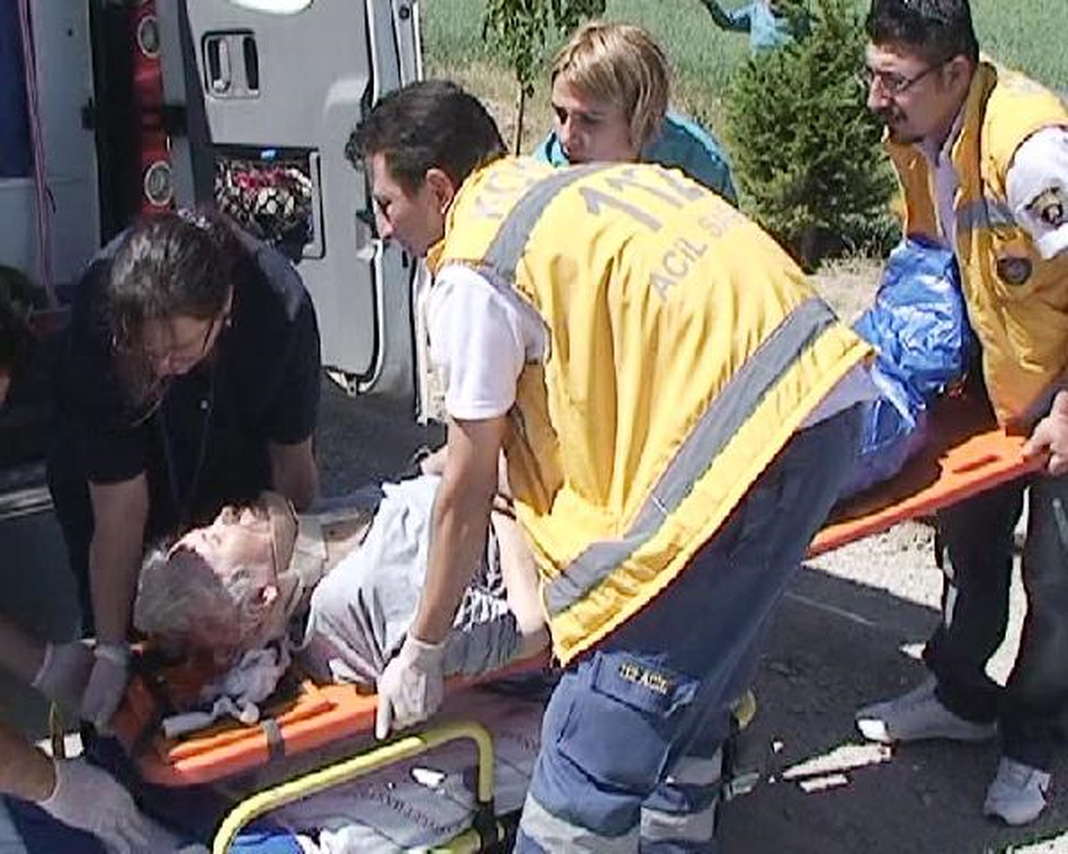 Bisikletliye Çarpmamak İsteyen Ambulans Kaza Yaptı: 1 Yaralı
