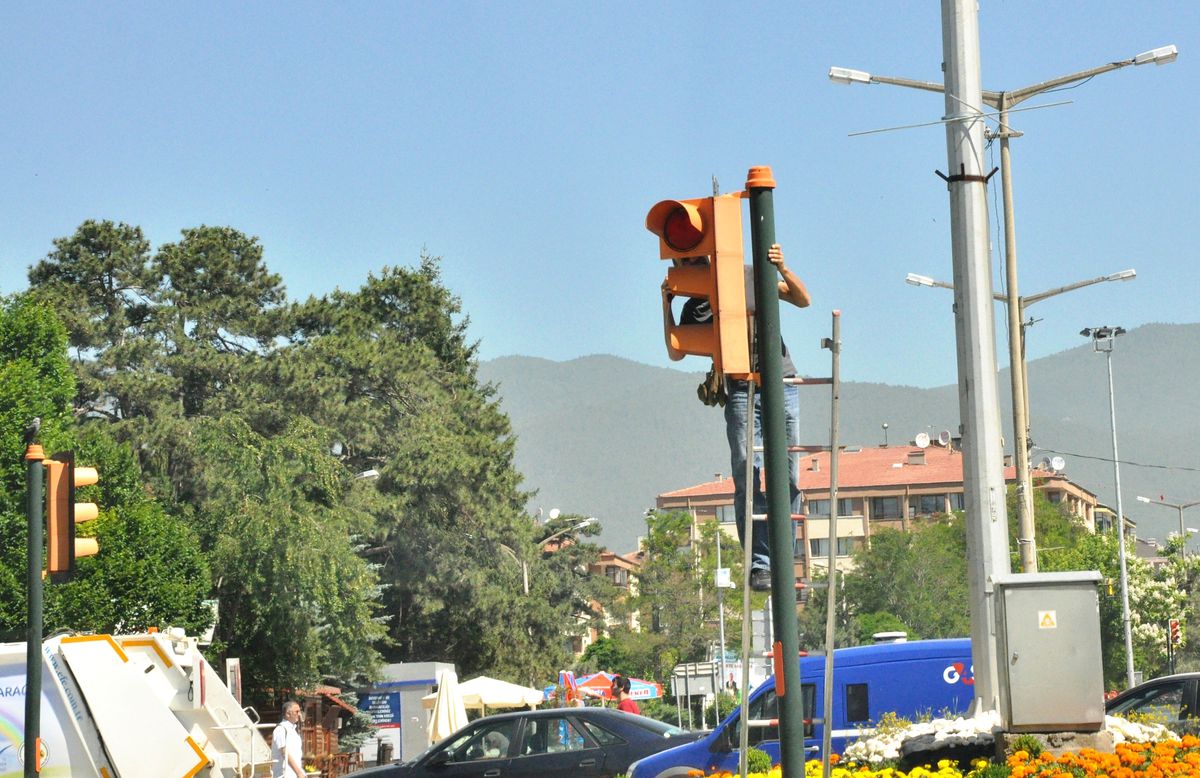 Bolu\'da Trafik Işıkları Bakımdan Geçiyor