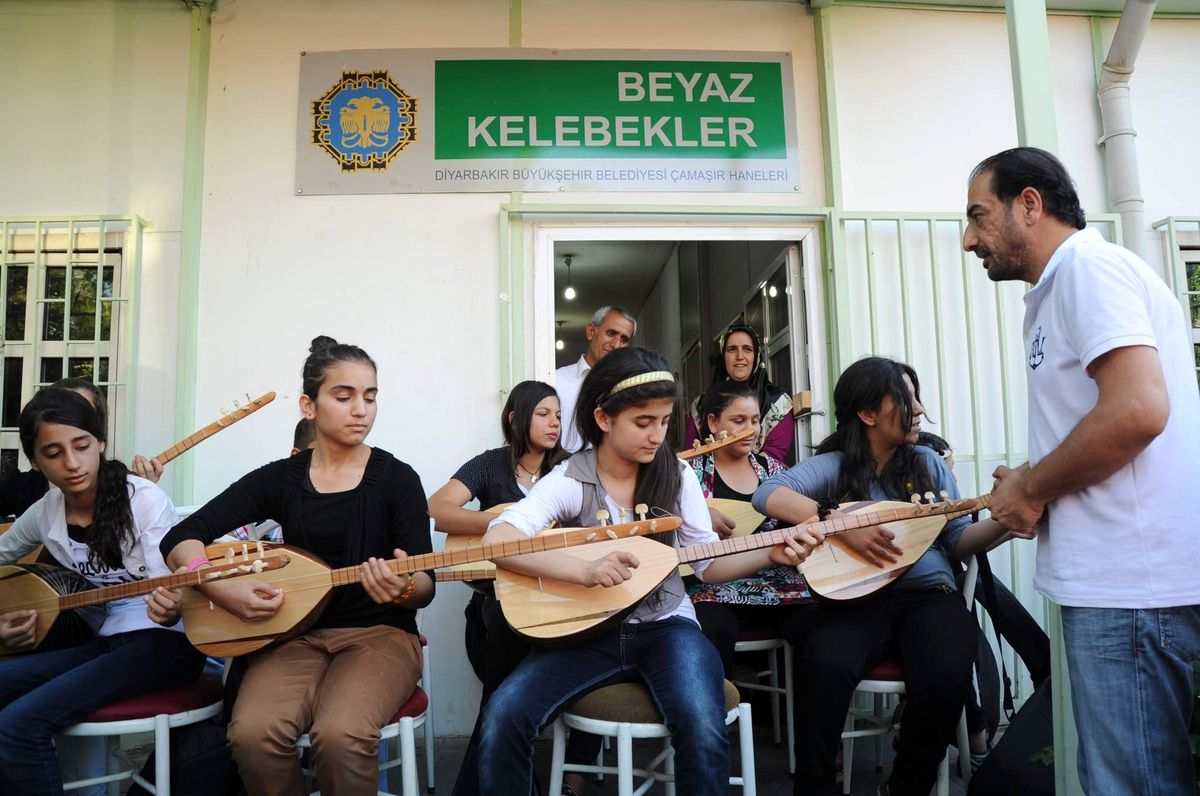 Çamaşır Evlerinde Çocuklara Bağlama Dersi