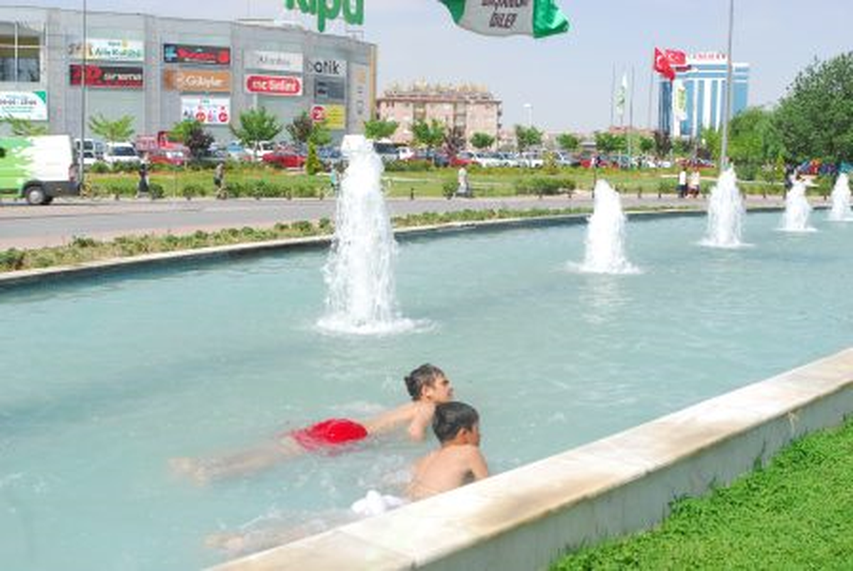Çocuklar Süs Havuzlarında Soluğu Aldı