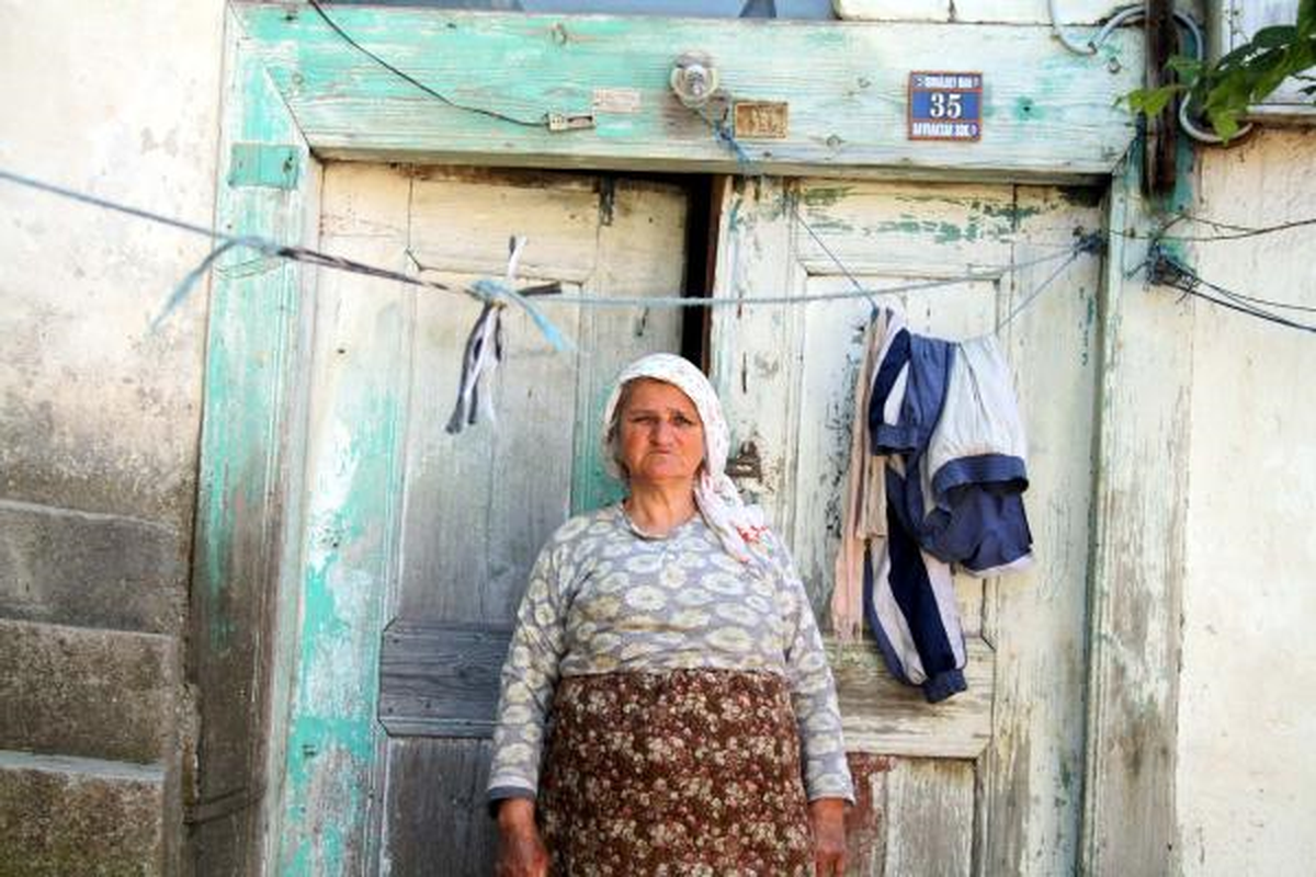 Çöplerden Hurda Toplayan Yaşlı Kadın, Evinin Onarılmasını İstiyor