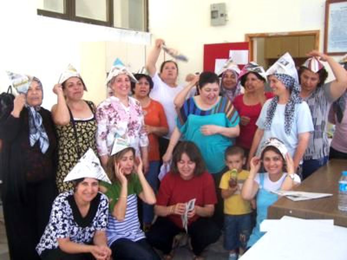 Dikiş Nakış Kursunu Bitirdiler Gazete Kağıdından Kep Giydiler