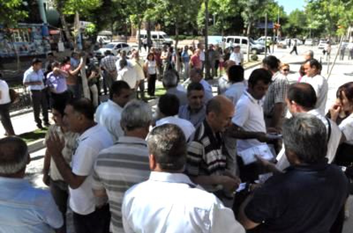 Eğitim-Sen Üyeleri, Bakan Dinçer\'in Konuşmasını Dinlemedi