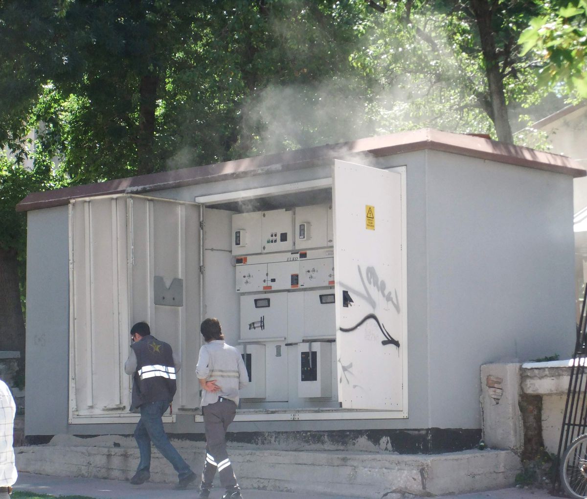Elektrik Trafosu \'Bomba\' Gibi Patladı