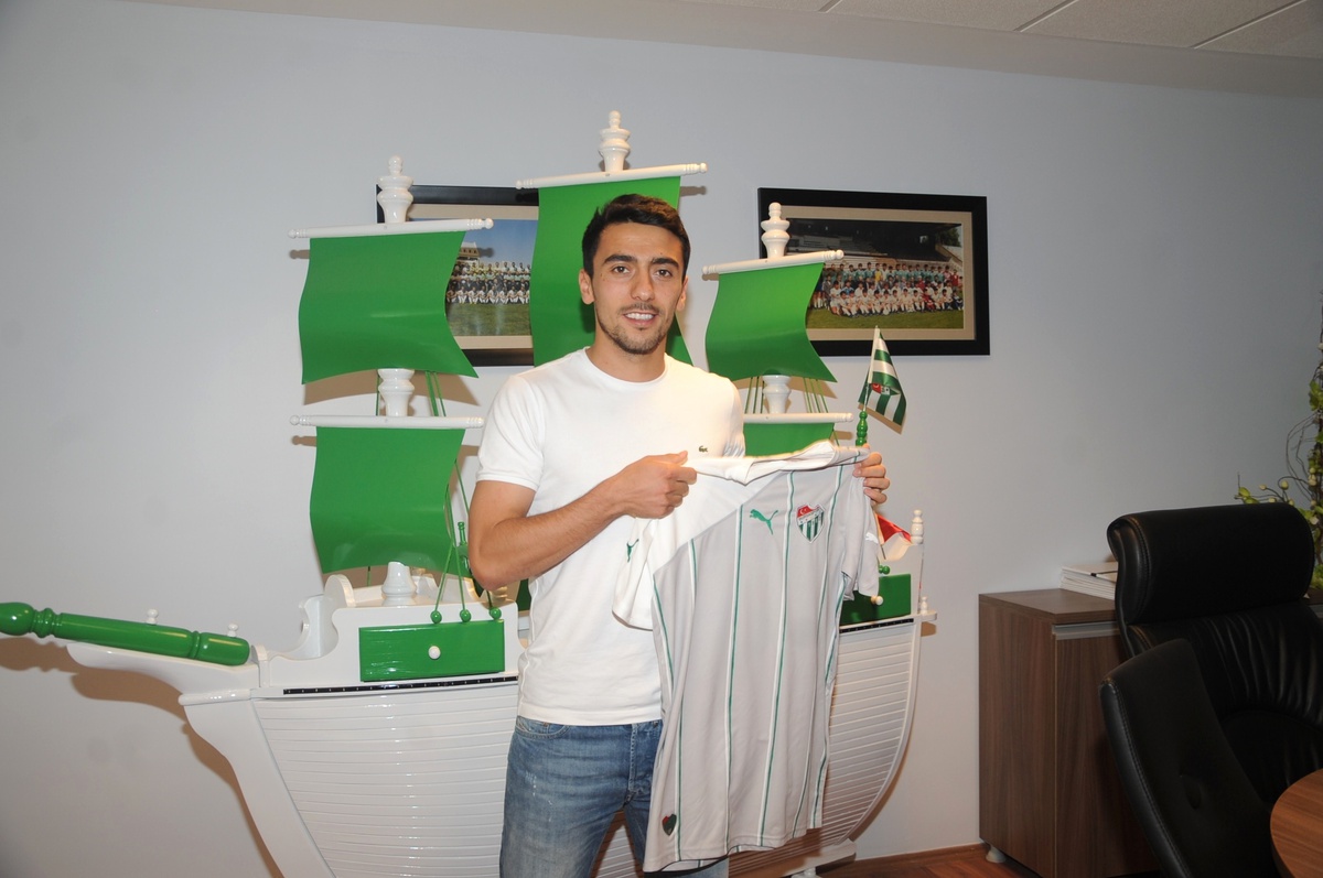 Ferhat Kiraz, Bursaspor\'a 3 Yıllık İmza Attı