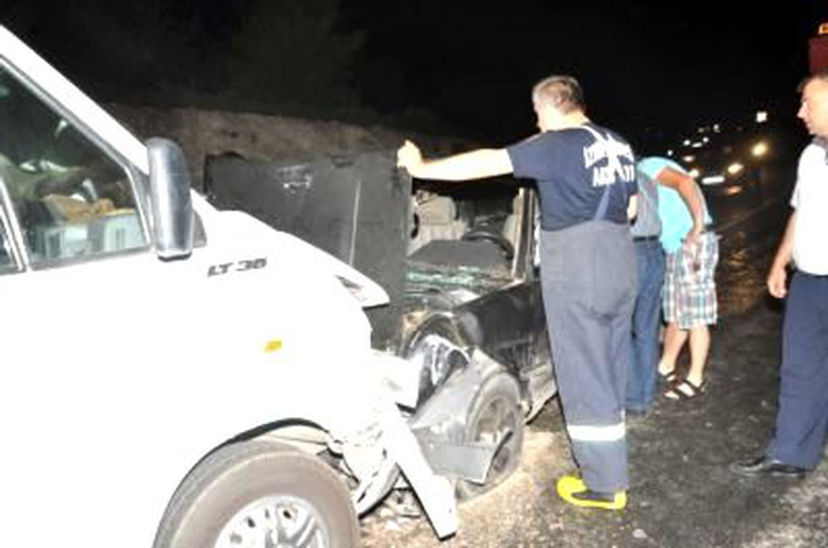 Foça\'da Trafik Kazası: 3 Yaralı