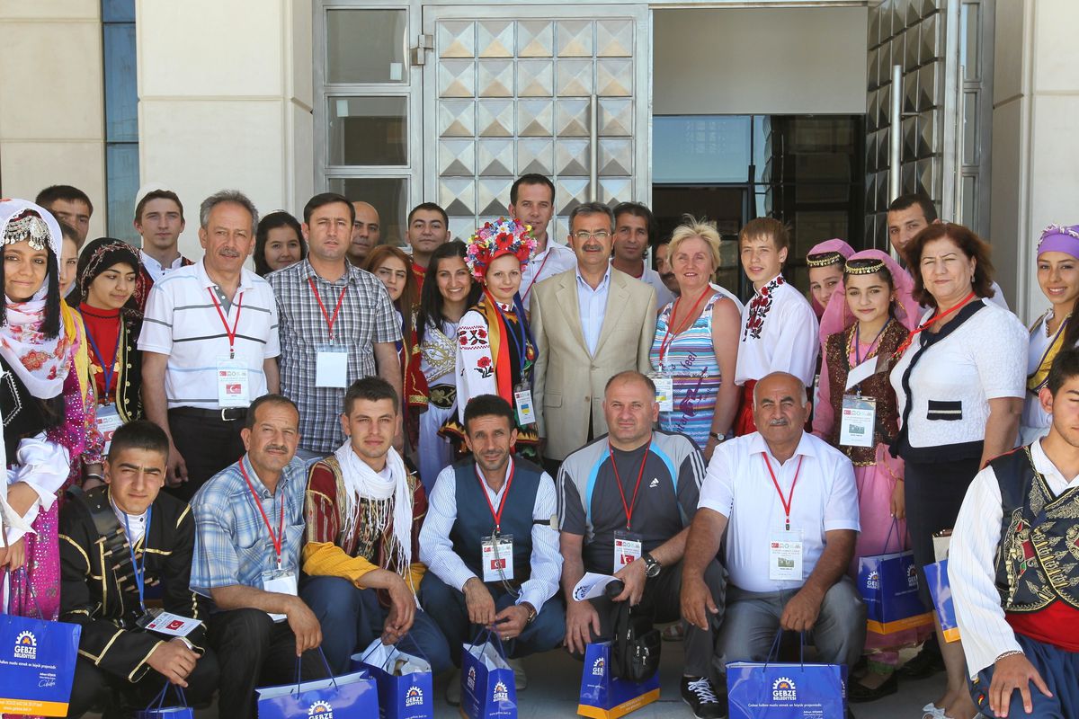 Folklorcuları Başkan Köşker Karşıladı