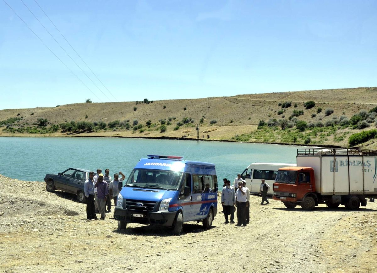Genç Kız Suya Düşen Emeğini Almak İsterken Akıntıya Kapıldı