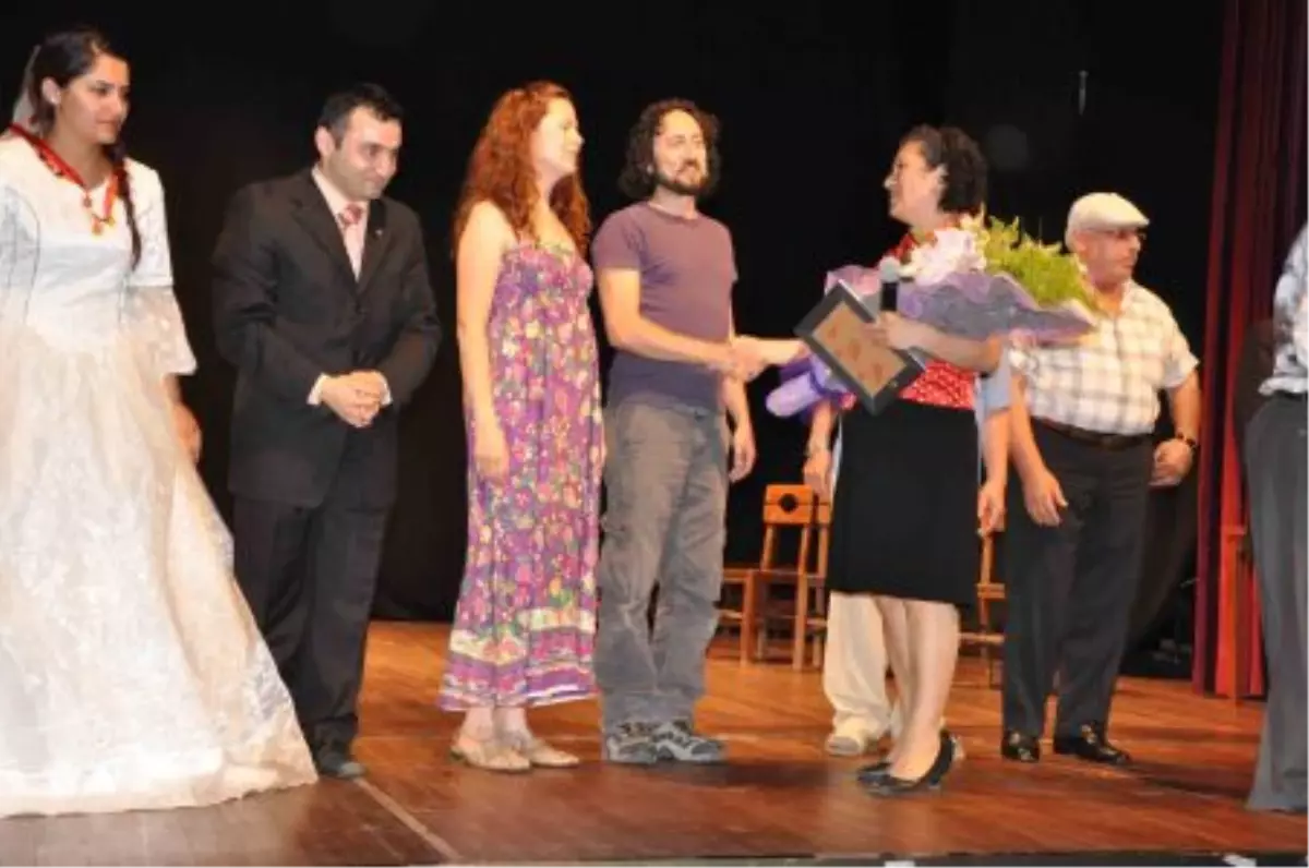 Gölcük Huzurevi Sakinlerinden Unutulmaz Tiyatro Gecesi