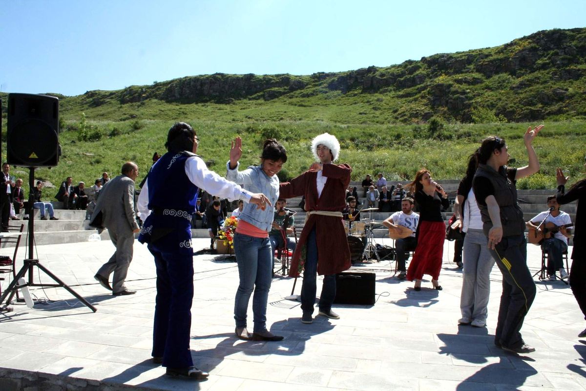Kars Aşıklar Bayramı Kent Ormanı\'nda Şölen Havası\'nda Geçti