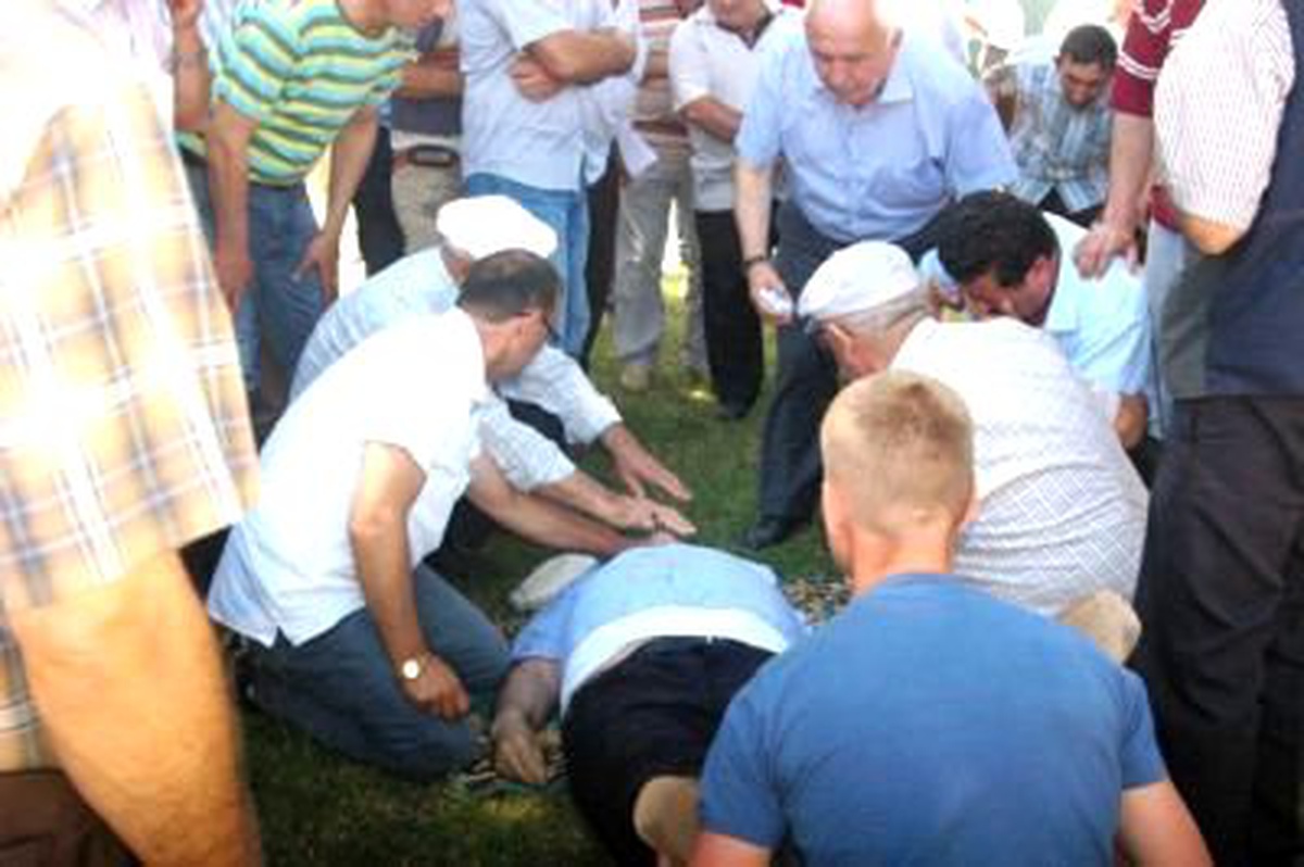 Kız Kardeşinin Cenaze Töreninde Kalp Krizi Geçirerek Öldü