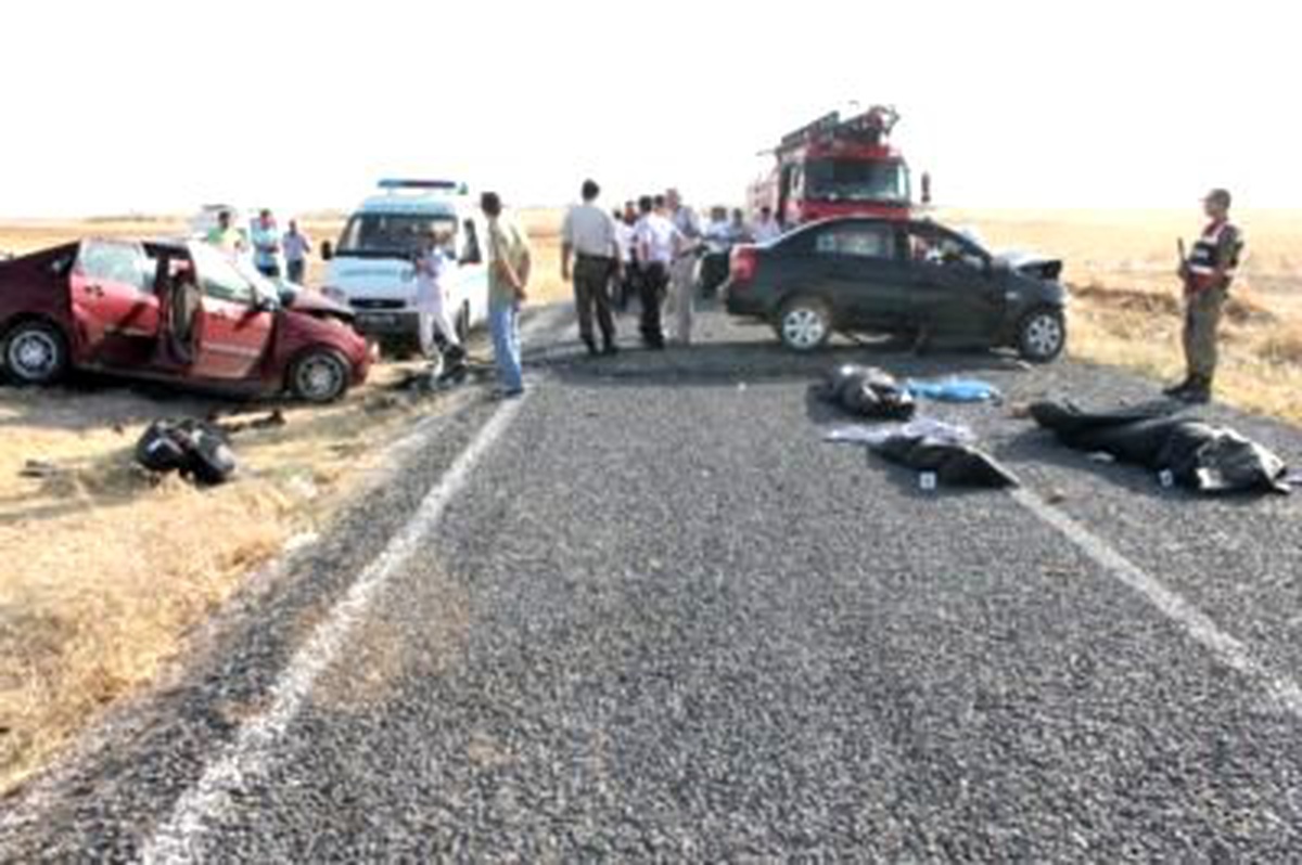 Mardin\'de 2 Otomobil Çarpıştı: 6 Ölü, 7 Yaralı (3)