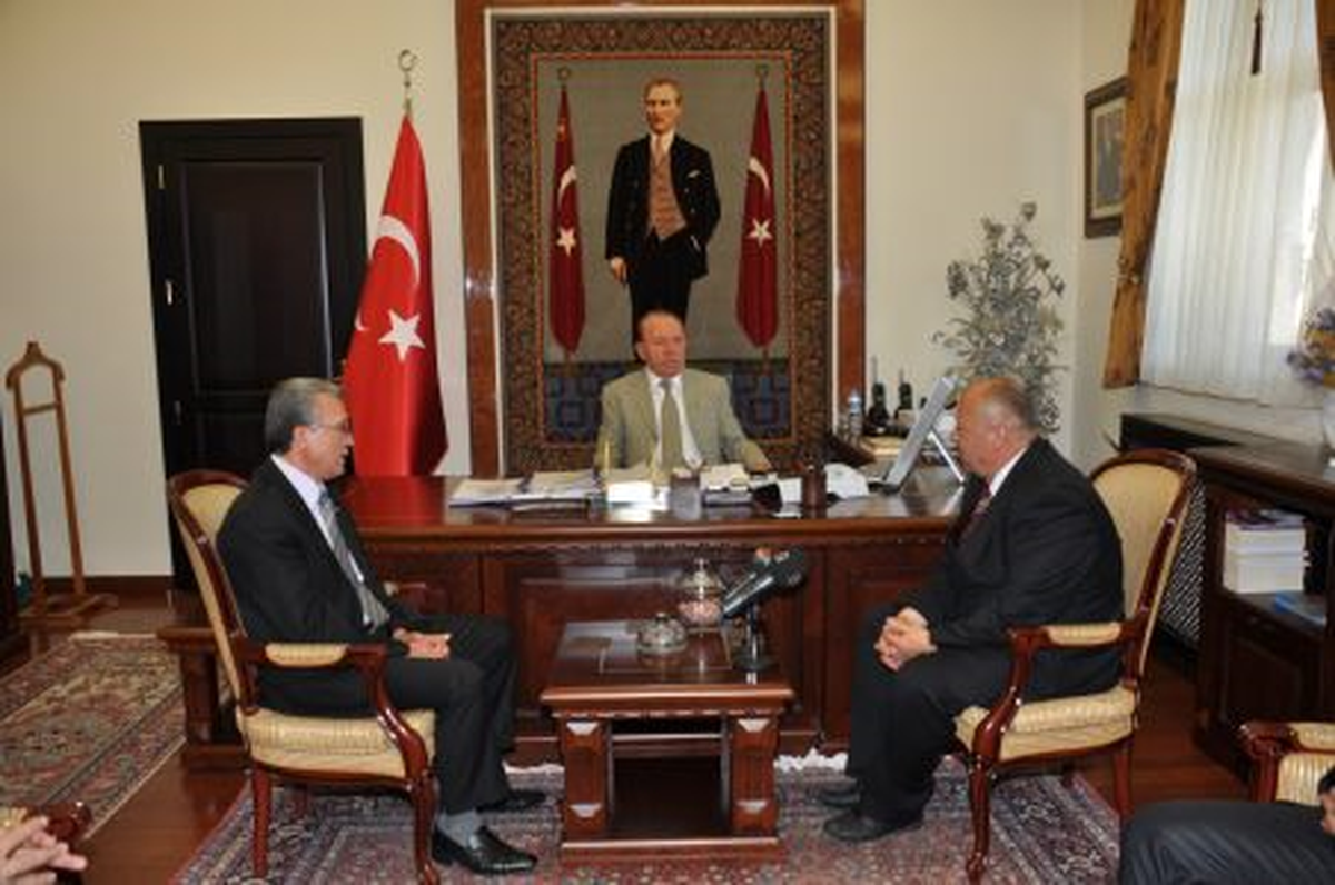 Memurlardan Vali Oğuz\'a Ziyaret