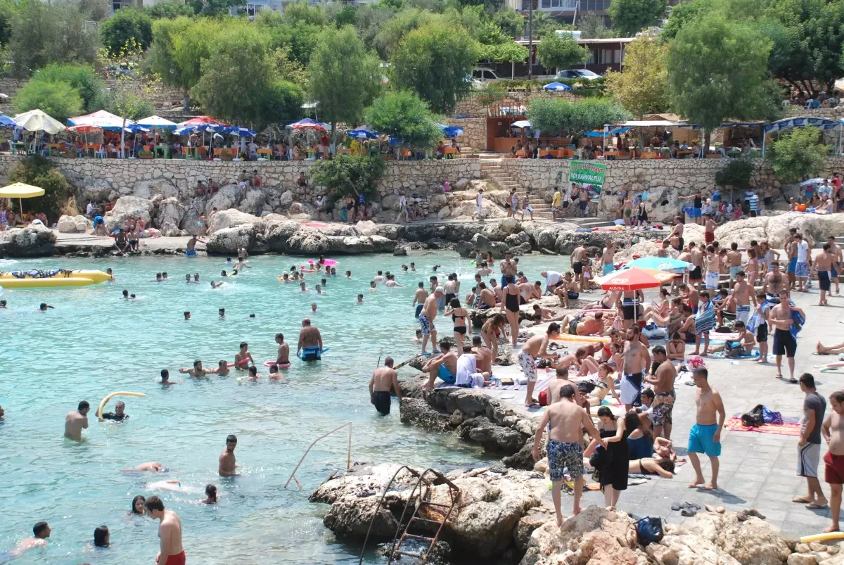 Mersin\'de Plajlar Tatilcilerle Doldu