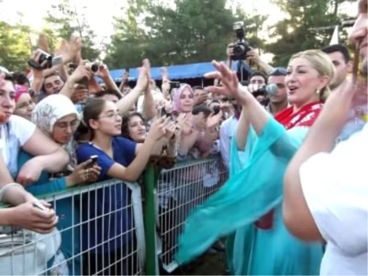 Orhaneli\'de Muazzez Ersoy ve Haluk Levent Coşkusu