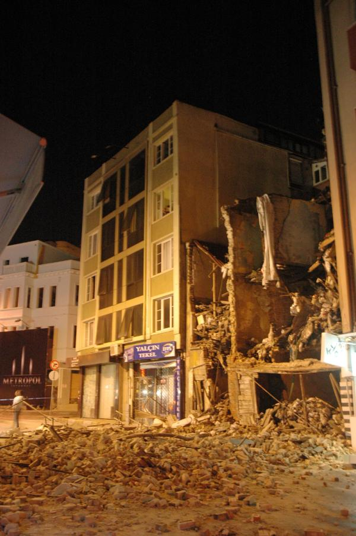 Ortaköy\'de 3 Katlı Metruk Bina Çöktü