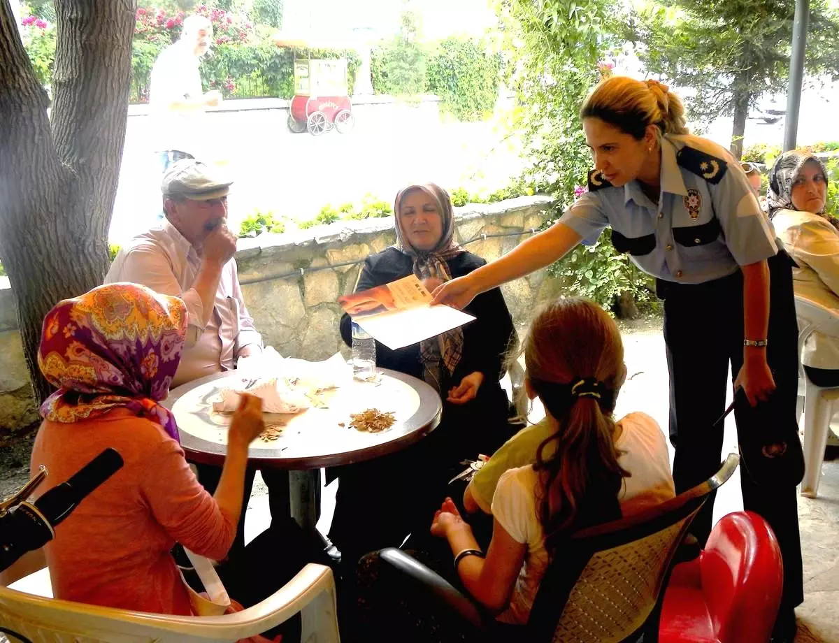 Polisler Kadına Yönelik Şiddete Dikkat Çekti