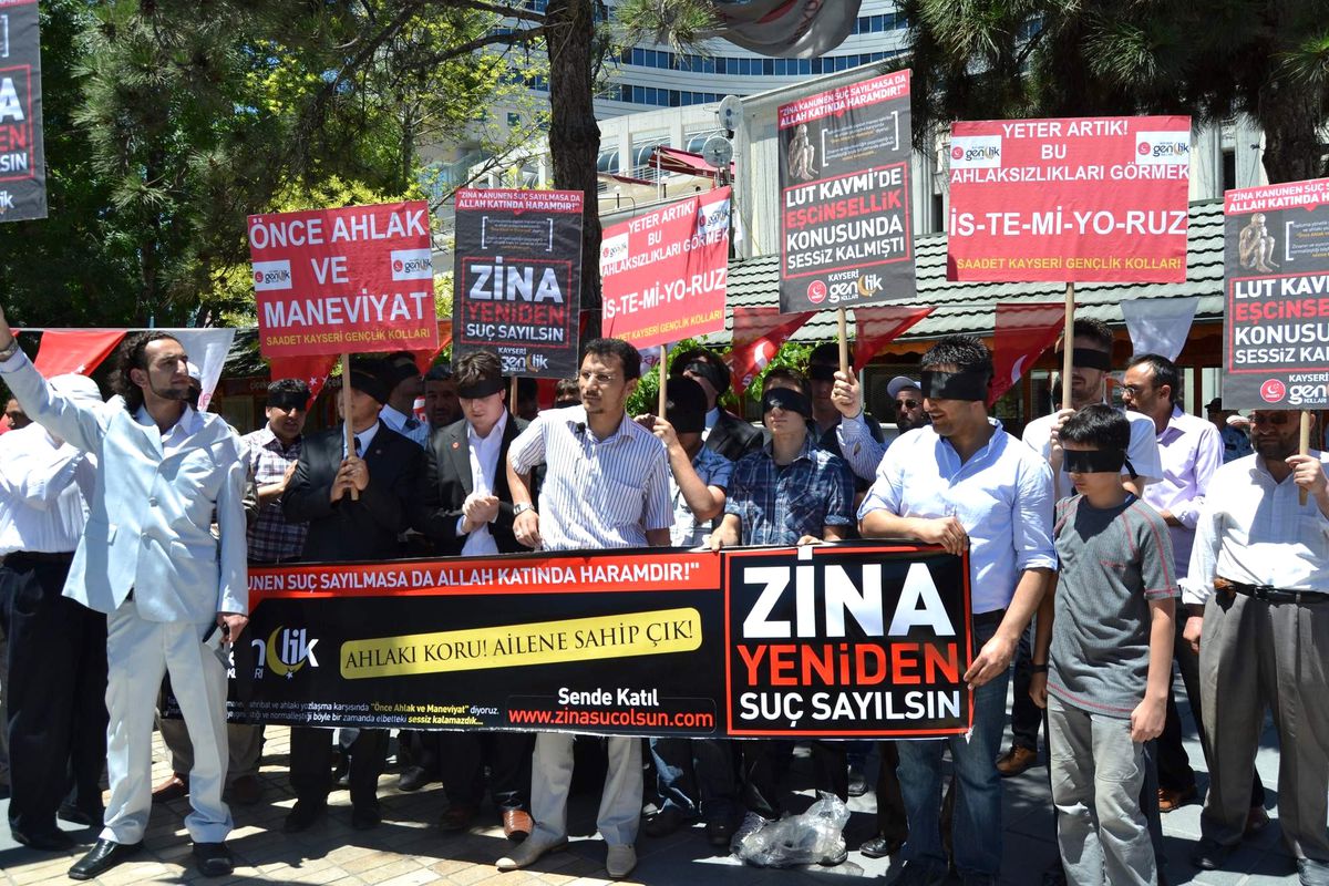 Saadet Partisi\'nden \'Zina Suç Olsun\' Eylemi