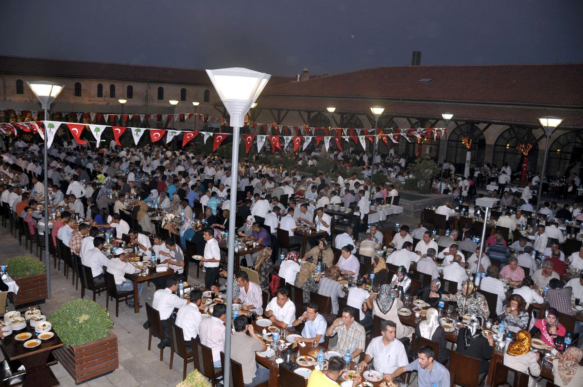 Sahan Şirehan\'da Yaz Konsepti Havuz Başı Keyfi Başladı
