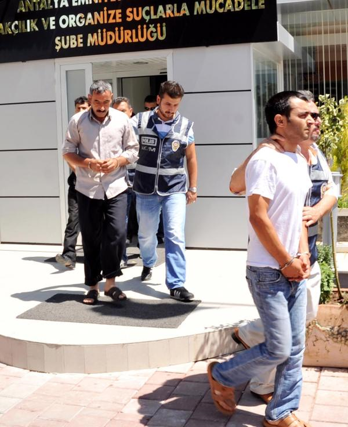 Salatalık ve Patates Çuvalları Arasında Esrar