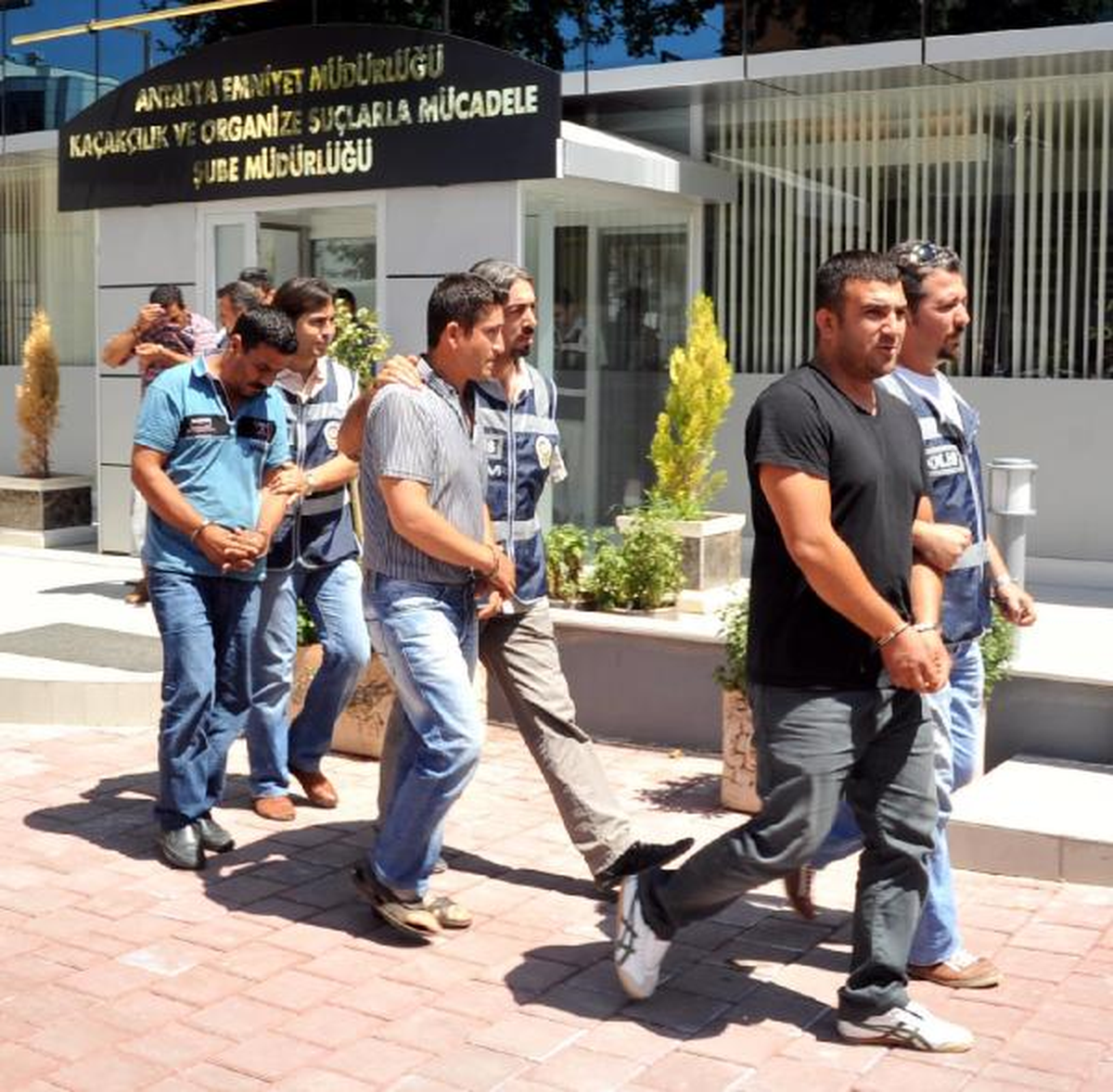 Şifreli Konuşan Zehir Tacirleri Polisten Kaçamadı