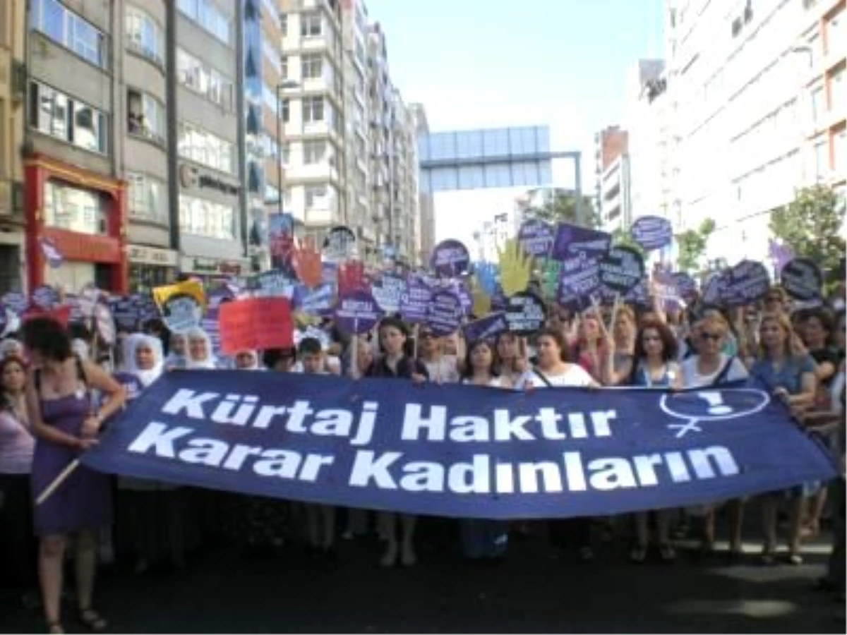 Taksim\'de Kadınlardan Kürtaj Protestosu