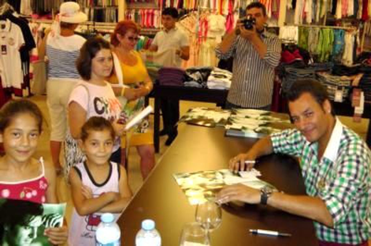 Tayfun Posterlerini Fethiyeli Hayranları İçin İmzaladı