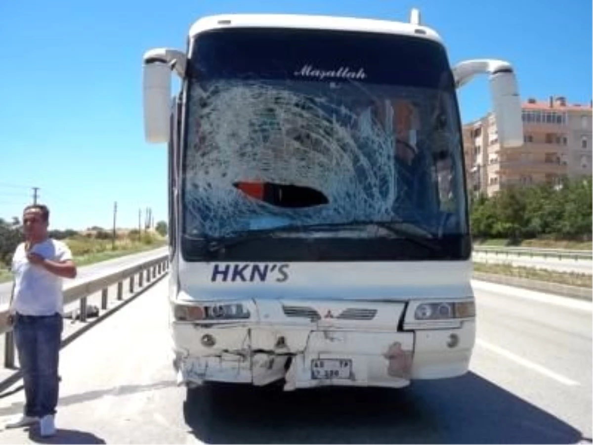 Tekirdağ\'da Turistleri Taşıyan Otobüs Kaza Yaptı: 13 Yaralı