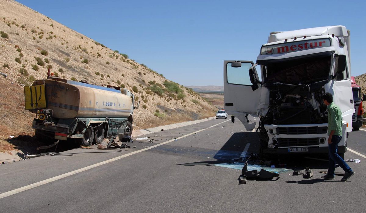 Tır Su Tankerine Çarptı: 8 Yaralı