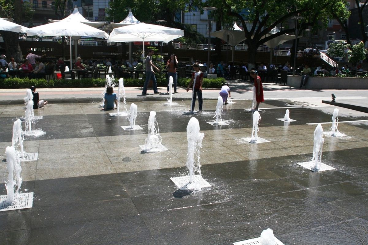 Trabzon\'da Denize Gidemeyen Çocuklar Su Parkında Serinliyor
