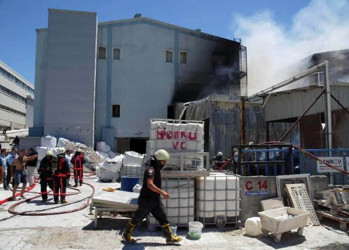 Tuzla\'da Sanayi Sitesinde Korkutan Fabrika Yangını
