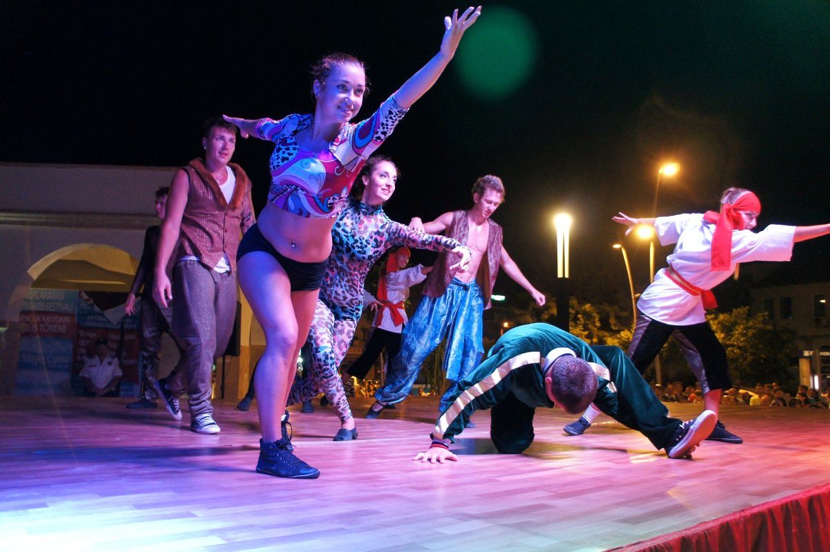 Ukraynalı Dansçılar Marmaris'i Salladı